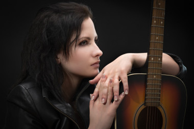 一个美丽的女人，用一把吉他的肖像