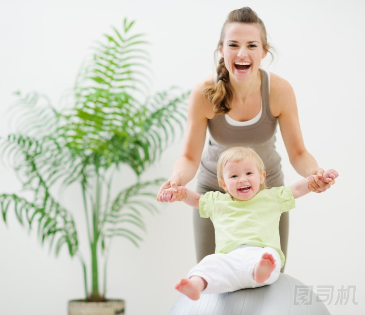 母親和嬰兒玩健身球圖片