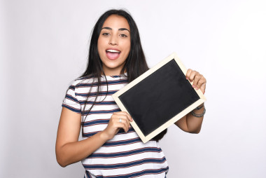 拉丁女人控股黑板.圖片