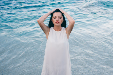 美麗的女孩海邊放松圖片