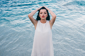 美丽的女孩海边放松图片