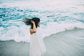 穿白色连衣裙的年轻性感的黑发