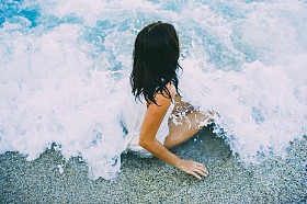 穿白色连衣裙的年轻性感的黑发