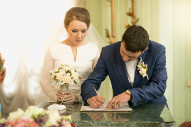 年輕新郎在登記處簽署結(jié)婚合同的特寫