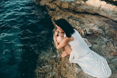 美麗的女孩海邊放松