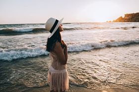 女人漫步在美丽的海滨图片