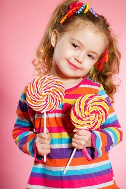 棒棒糖的漂亮小女孩照片