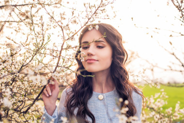 盛开的美丽快乐女声。春天的概念