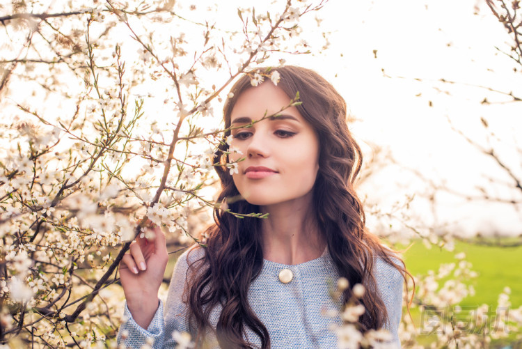 盛開的美麗快樂女聲。春天的概念