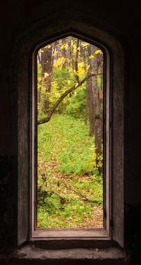 窗口轮廓在一座中世纪城堡遗