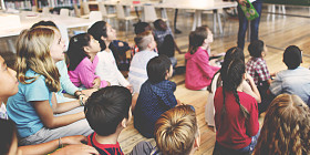 多样性上学的孩子们在一起