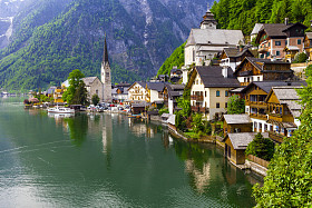 湖和美丽的村庄 Halstatt