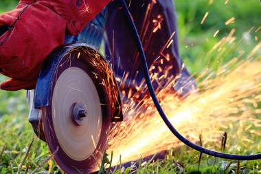 圓鋸片的人照片