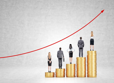 商人和女商人站在硬币的台阶上，背视。混凝土墙上的红色图。职业发展理念