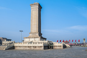 在北京天安门广场人民英雄纪念碑