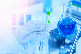 在科学家手里拿着试管分析瓶