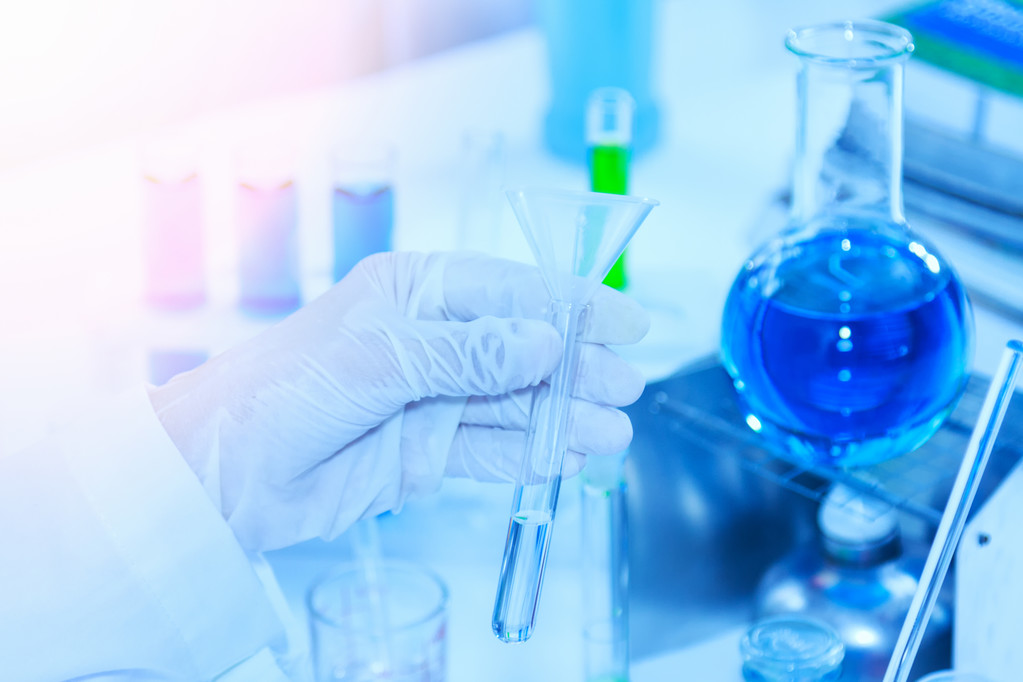 在科学家手里拿着试管分析瓶