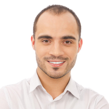 英俊的笑臉人。孤立在白色背景