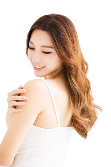  特写美丽的年轻女子，与护肤概念