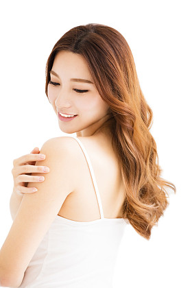  特写美丽的年轻女子，与护肤概念