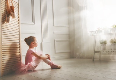 在粉红色的短裙的女孩图片