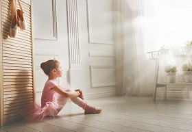 在粉红色的短裙的女孩图片