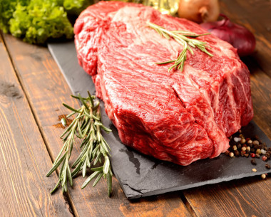 生的大理石的牛肉牛排