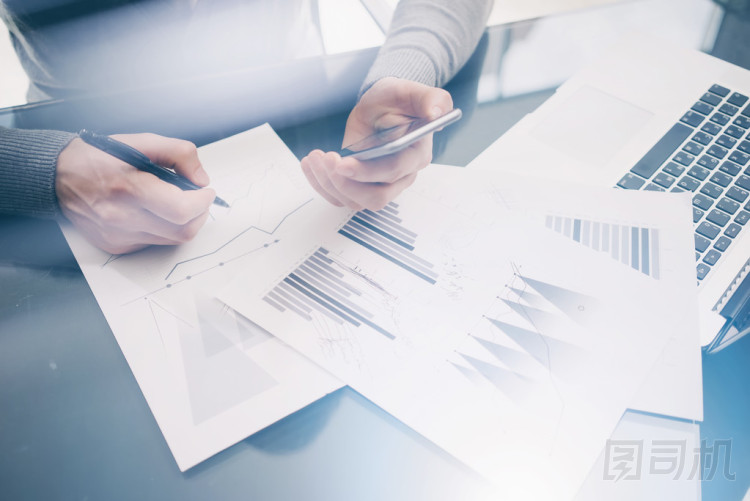 照片客戶經(jīng)理在餐桌上處理新的業(yè)務(wù)項(xiàng)目。握著現(xiàn)代智能手機(jī)的手，統(tǒng)計(jì)屏幕。簽署文檔并分析計(jì)劃。水平，模糊，膠片效果