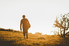 一个年轻男人在日落时的轮廓