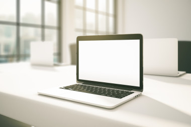 在办公室边空白笔记本