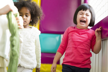 小女孩哭了圖片