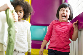 小女孩哭了图片