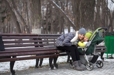 母親帶著兩歲的兒子在冬季公園