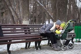 母亲带着两岁的儿子在冬季公园