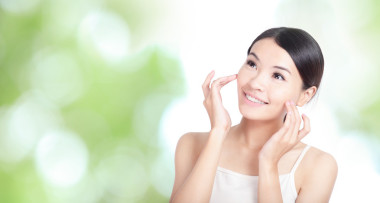 女人微笑著摸臉向前照片