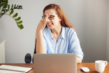 一個厭惡的女孩捏她的鼻子的肖像。年輕女孩抱著鼻子聞到一些臭味。女商人戴著眼鏡和藍(lán)色襯衫，神情厭惡。臭味狀況，人類f