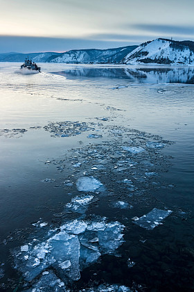 渡轮从码头出发