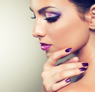 美麗的女模特與完美修指甲