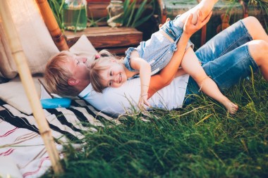 父親和女兒在公園里圖片