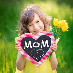 儿童持卡和花束 照片