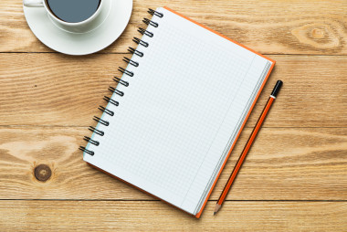 白色的空白與咖啡和一支鉛筆圖片