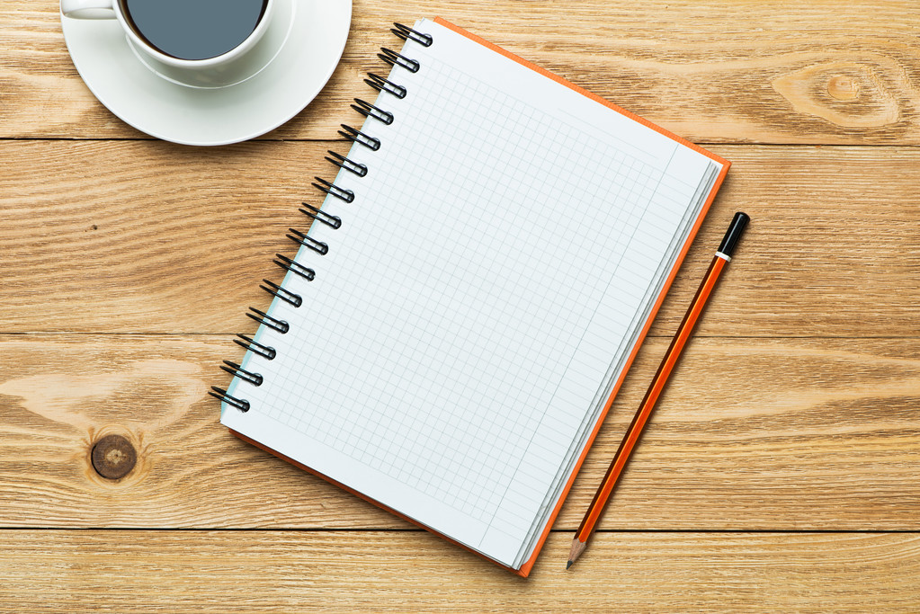 白色的空白与咖啡和一支铅笔图片