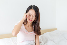 女人的感觉头痛，坐到床上照片