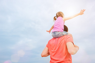 父亲背在肩上的他的女儿图片