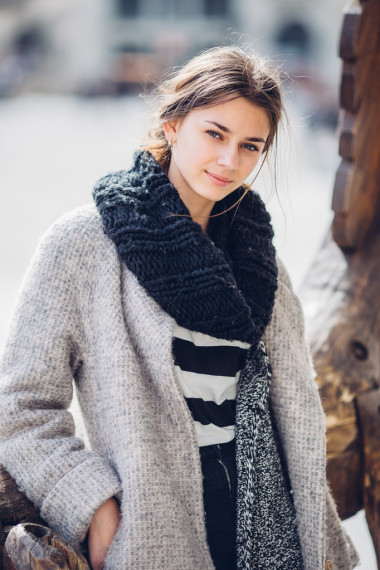 美麗的女人站在大街上的肖像照片