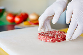 手准备汉堡肉
