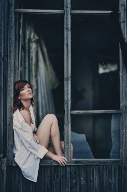 不寻常的外表，穿着白色衣服的孤独的女孩