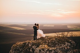 新婚夫妇看山