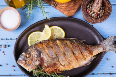 魚多拉多木制背景照片