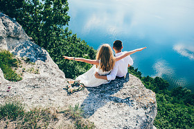 美丽的夫妇在岩石上摆姿势照片